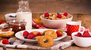 Fragole, ananas, mele, ma anche spinaci, barbabietola e zenzero: Mai Saltare La Colazione Tre Menu Anche Per Chi E In Dieta