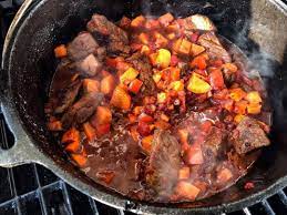 Gg Gulasch Aus Dem Dutch Oven Gg Grillen Rezept Gulasch Fleisch Gerichte Rezepte