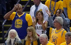 Sonya curry has grown to be known globally following her amazing effort in raising three professional athletes that have carved a niche for their family in the sports world. Steph Curry S Mom Sonya Curry Has Filed To Divorce Husband Dell After More Than 32 Years Of Marriage Daily Mail Online