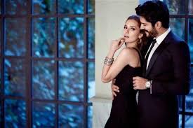 O yüzden yalnız katılmak durumunda kaldım demişti. Fahriye Evcen And Burak Ozcivit Announce Their Wedding Date Arabia Weddings