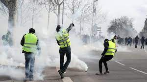 Le gilet jaune jérôme rodrigues se filme dès qu'il sort car il a peur (vidéo). Main Arrachee D Un Gilet Jaune A Paris La Victime A Voulu Degager La Grenade Selon Un Temoin Le Soir