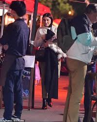 Daniel craig and rachel weisz knew each other for years before the timing became right and they committed themselves fully to their love story. Rachel Weisz Stays Warm In Cozy Sweater As She And Daniel Craig Enjoy Rare Outing Dining Outdoors Aktuelle Boulevard Nachrichten Und Fotogalerien Zu Stars Sternchen