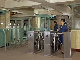 Les Tourniquets Pour Valider Son Billet Apparaissent En Mai 1968 Cinq Ans Plus Tard Les Derniers Poinconneurs Disparaissent Metro Parisien Metro Metro Paris