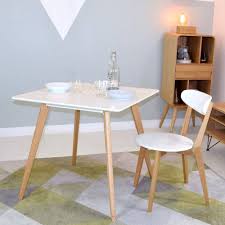 Avec notre sélection de tables et de bureaux scandinaves, osez transformer le salon, la salle à manger, la chambre ou même votre espace de travail ! Table A Manger Carre Scandinave 80 Cm Flamenco Carre