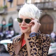La coupe pixie est parfaite pour les cheveux lisses et raides. Cheveux Blancs En Coupe A La Garconne 25 Jolies Facons De Porter Les Cheveux Blancs Elle
