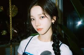 aespa Karina Flaunts Small Face in New SNS Photo