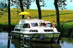 Organisez une journée alliant la culture et la détente. Le Canal Du Midi En Languedoc En Bateau