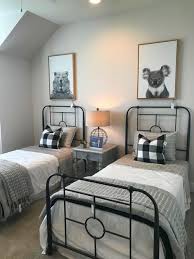 How to arrange a small bedroom with two twin beds: Pin On Twin Beds Guest Room