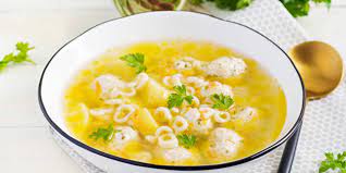 Суп с куриными фрикадельками и макаронами: рецепт - Лайфхакер