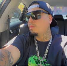 From the bus to the stage…Cocoa the Tour Dog making her grand entrance to  an awaiting crowd. Showtime, baby! 🐕👑🎶