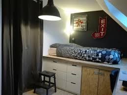 La Chambre D Ado De William Et Son Estrade Chambre Ado Ikea Chambre Ado Chambre Ado Mansardee