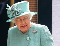 Królowa była ubrana w szkarłatny płaszcz z gronostajowym kołnierzem narzucony na satynową suknię. Krolowa Elzbieta Ii Naruszy Protokol Chodzi O Pogrzeb Sluzacej