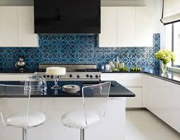 Credence Cuisine En Carreaux De Ciment Bleu Fonce Plan De Travail En Noir Et Tabourets Hauts E Credence Cuisine Cuisine Contemporaine Credence Cuisine Blanche