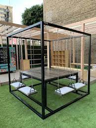 Unikalna Hybryda Swing Seta I Stolu Dostepne Do Uzytku Na Zewnatrz Lub Wewnatrz Rozklada Sie Na Wysylke I Ponownie Mont Welded Furniture Swing Table Backyard