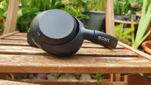 ‪Sony ULT Wear (WH-ULT900N) headphones review: great design and features but  sacrifice refinement for excessive bass | What Hi-Fi?‬‏