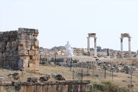 Hierapolis Antik Kenti Ndeki Hades Ile Uc Basli Kopegi Heykeli Cehennem Kapisi Girisine Yerlestirildi 2018 Anitlar Hades Katedral