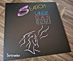 Wajah penuh cinta berbau asmara pasti tiada sangsi lagi kerna aku tahu Berteromber Langit Dan Bumi Pairing Hitam