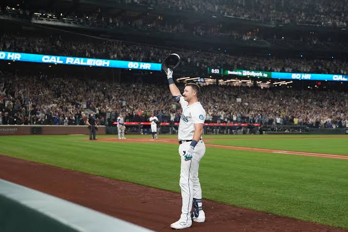 Cal Raleigh hits his 60th home run of the season, becoming the 7th MLB  player to achieve the feat | NEWS10 ABC