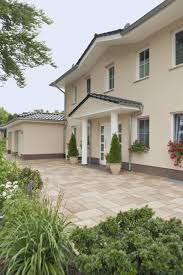 Aussentreppe Und Hauseingang Gestaltungsideen Von Rinn Beton In 2020 Einfahrt Gestalten Fassade Haus Haus Verputzen