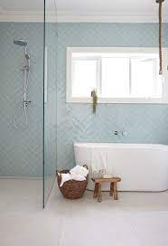 badezuimmer wand in herringbone fischgrate fliesen hellblau bodenfliesen bad dusche fliesen bodenbelag fur badezimmer