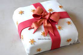 ▶meilleure photo pour votre projet! Un Delicieux Gateau En Forme De Cadeau Recette Et Tuto Reves De Fripouilles