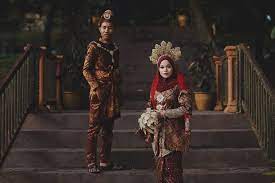 Pakaian pengantin perempuan biasanya memakai pakaian dua bahagian yang dikenali qun gua, atau cheongsam yang disulam dengan jahitan berbentuk burung pheonix dengan benang emas dan perak. Kasut Pengantin Lelaki Melayu Arils Pedas Nik Nock