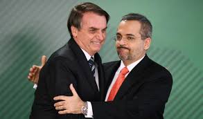 Ex ministro dell'istruzione durante il governo prodi, dal 2006 al 2008, roberto fioroni si è detto convinto che mario draghi potrà dare un buon contributo al rilancio della scuola. Il Fascista Bolsonaro Perde I Pezzi Si Dimette Anche Il Ministro Dell Istruzione Globalist