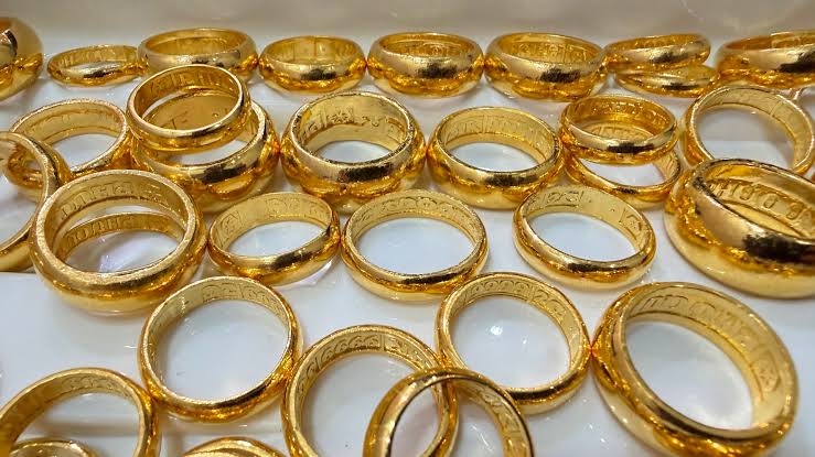 Giá vàng hôm nay 1/4 tăng "dựng đứng", thiết lập đỉnh cao nhất tuần qua,