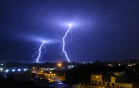 Cumuls de pluie de 10 à 30 mm, localement 50 mm sous les orages les plus forts. La Corse En Vigilance Jaune Orages Pluie Inondation