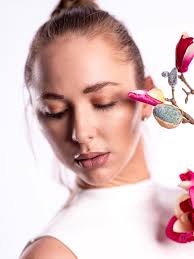 Hoch hinaus. Ein Blick voller Hoffnung, Stärke und stiller Eleganz. Wenn  Licht und Ausdruck verschmelzen