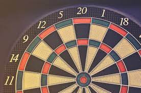 Si te gusta este tipo de juegos, no has podido venir a un lugar mejor, minijuegos pone a tu disposición un amplio catálogo de juegos de mesa para todas las edades para que puedas elegir el que más vaya contigo. Fotos Gratis Deporte Redondo Recreacion Patron Verde Rojo Negro Juego De Mesa Circulo Numeros Diseno Simetria Juegos Forma Objetivo Dardos Dardo Diana Deportes Individuales Juegos De Interior Y Deportes Juego De