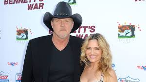 trace adkins marries actress victoria pratt with an assist