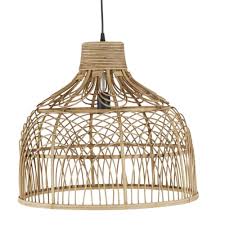 Finition parfaite pour un produit bohème chic de grande qualité. Suspension En Rotin Tresse Et Metal Noir Julah Maisons Du Monde