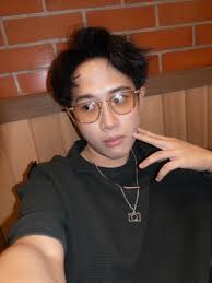 旅行不一定快乐可是留在家里内耗就肯定不快乐最近有了新墨镜@blackzmith 我原来适合戴墨镜，好喜欢！好爱！ 我开始变成墨镜控了….怎么办😏❤️  #thailand #travelling #ootd #henn