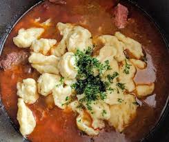 Siebenburger Porkolt Mit Nockerl Ungarische Rezepte Rumanisches Essen Ungarische Gerichte