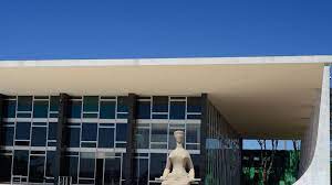 Considerada atividade essencial, as igrejas podem realizar atos desde que obedeçam as regras de biossegurança, mas não determina percentual de público específico. Vvapbxeqxhdlqm