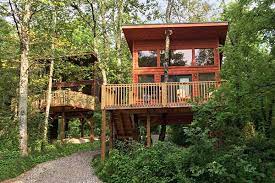 You and your family can enjoy and have some fun in the common barbecue area with fire. Rivers Edge Treehouse Resort Smoky Mountain Vacation Treehouse Resort On The Cheoah River Near Robbinsville North Carolina