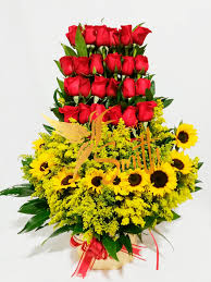 Moño en listón satinado brillante ! Arreglo Floral Con 24 Rosas Rojas En Escala Y Girasoles Floristeria Smith