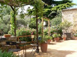 Sous les tours de la vieille ville, ce jardin est né pour le bonheur des promeneurs et de ses protecteurs qui l'animent de leur passion pour l'histoire, l'art et les plantes. Jardin Medieval D Uzes Sites Touristiques Du Gard