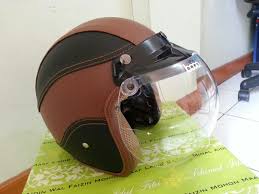 Helm bogo kaca datar yang terinpirasi desain helm penerbang tempo dulu ini pas banget buat kamu yang mengendarai motor jenis vespa. Daftar Lengkap Harga Helm Bogo November 2020 Otosia Com