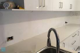 These wipeable surfaces are placed on the wall behind the hob and/or sink in order to catch any water or food debris that splashes up while cooking, therefore preventing the walls from getting dirty, stained, or mouldy. Mahoney Gosford Kitchen Splashback