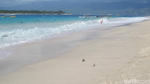 Berjemur di pantai gili trawangan beach lombok sebelum gempa bumi (earthquake). Gili Trawangan Pulau Tanpa Polusi Dan Polisi Itu Sedang Berduka