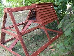 La table rétro en fer forgé s'associe à merveille au canapé en palettes. 5 Projets En Palette Pour Le Jardin