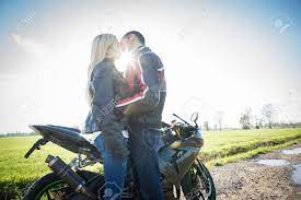 Pareja De Amantes Besandose Con La Moto En El Fondo Dos Ciclistas De Detener En El Campo Fotos Retratos Imagenes Y Fotografia De Archivo Libres De Derecho Image 34147186
