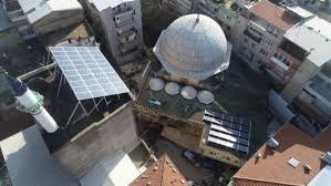 Ev şartları ile elektrik üretip gerektiği kadar kullanmak ve gerisini devlete para karşılında satmak.detaylar yazımızda! Gunes Enerjisiyle Kendi Elektrigini Ureten Cami Fazla Enerjiyi Satiyor