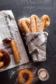 Chocolate con churros is normally served with hot chocolate, at a temperature between 75ºc and 80ºc (167º f and 176ºf) in a porcelain cup, while the freshly made churros are served in a platter, they can be hot or cold. Churros Con Chocolate Und Bunuelos Zu Fallas Valencia Fur Deutsche