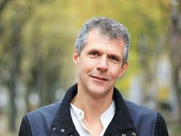 Dirk Balthaus: Poet an den Tasten und Talentförderer