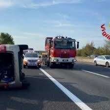 Si contano due morti nel primo scontro avvenuto nei presso dello svincolo di. Brescia Travolto E Ucciso Da Un Auto Sulla A4 E Caccia Al Pirata Della Strada