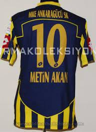 Beyaz, çizgili, sarı ve siyah olarak dört farklı dizaynda taraftarların beğenisine sunuldu. Mke Ankaragucu Home Fussball Trikots 2010 2011