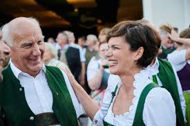 Next to her, only one person has a say: Pamela Rendi Wagner Pa Twitter Beim Altausseer Bierempfang Hatte Ich Einen Riesenspass Alles Dabei Bieranstich Dirigieren Und Super Stimmung Toll War Es In Altaussee Gemeinsam Https T Co Dwngi3izny